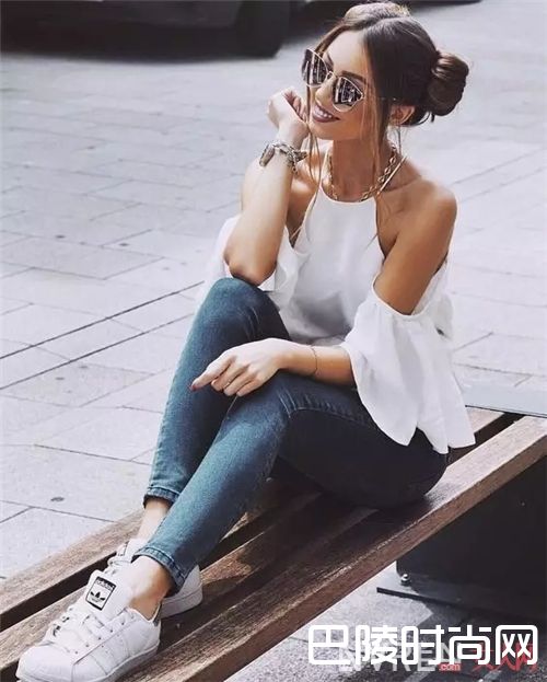 露肩装如何搭配？_露出清凉、穿出风情 今年的露肩装就该这样穿！