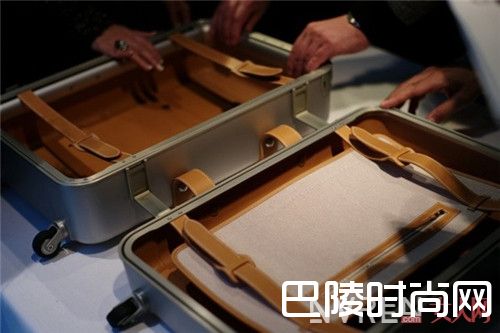 Hermes 爱马仕品牌行李箱简介_选行李箱的重点是什么？选对行李箱让你的旅客照都能成为潮街拍！