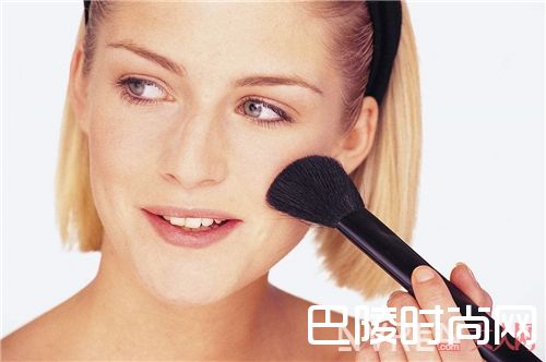 腮红脱妆怎么办?_夏季不脱妆秘籍 这些防水防汗的彩妆你有了吗?