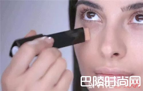 下眼线晕染怎么办？_学会这些补妆技巧 再也不用担心脱妆问题了！