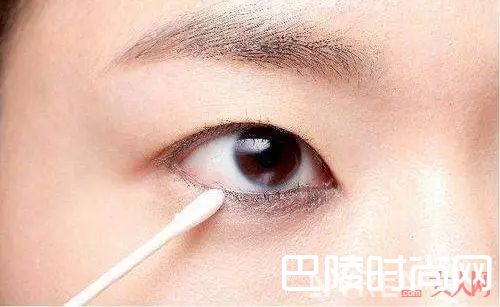 下眼线晕染怎么办？_学会这些补妆技巧 再也不用担心脱妆问题了！