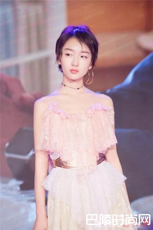 如何挑选露肩装?_露出清凉、穿出风情 今年的露肩装就该这样穿!