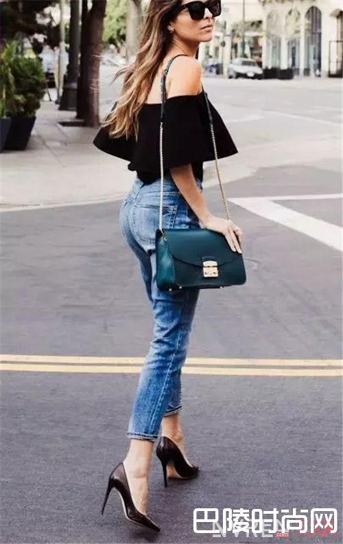 露肩装如何搭配？_露出清凉、穿出风情 今年的露肩装就该这样穿！