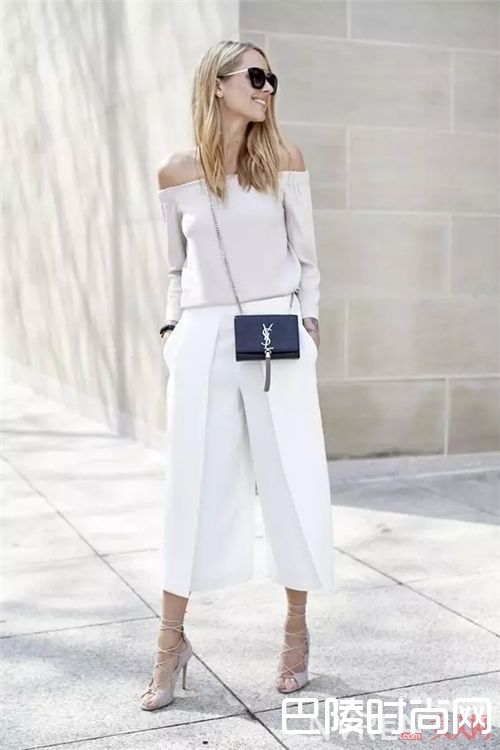 露肩装如何搭配？_露出清凉、穿出风情 今年的露肩装就该这样穿！