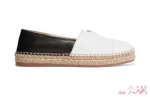 小编推荐_这周穿什么 明明这几双平底鞋超显腿长，你却只用高跟鞋难为自己