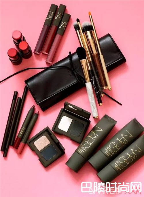 Nars X Charlotte Gainsbourg联名产品_是强强联合还是携手圈钱？这些跨界联名彩妆太“狠”了