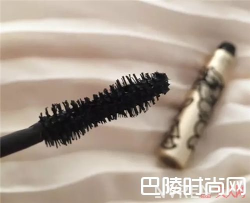 眼睫毛晕染怎么办？_夏季不脱妆秘籍 这些防水防汗的彩妆你有了吗？