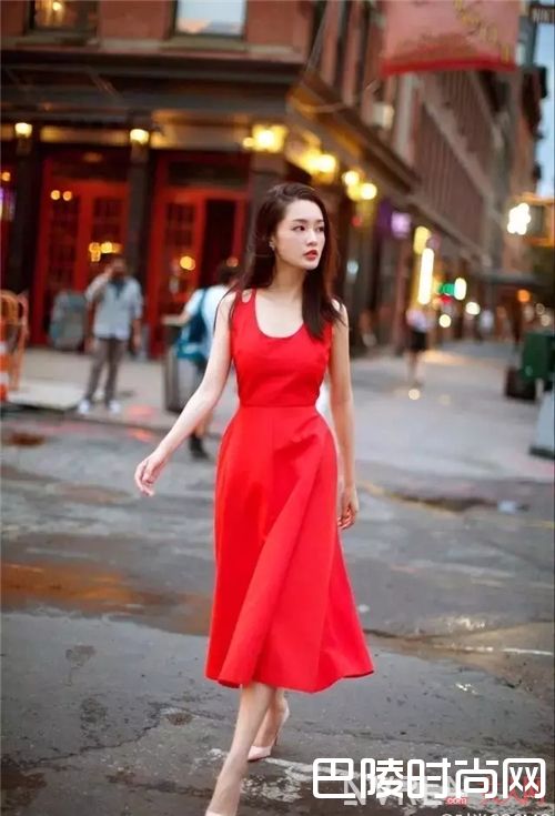 激情红如何搭配？_靓丽出彩又显白时髦 今年夏天就穿这3大流行色​