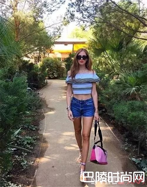 露肩装如何搭配？_想要穿得清凉舒服还要美 关键还是要看穿搭技巧