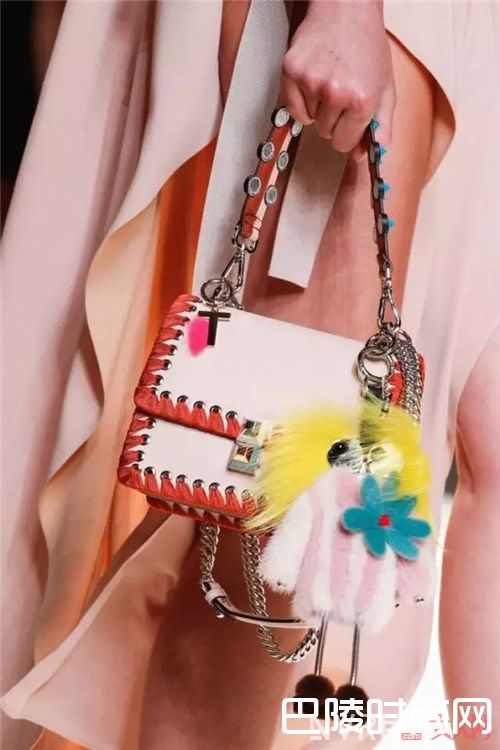 趣味包包如何搭配？_穿上这些少女风 一起做个阳光明媚的美少女