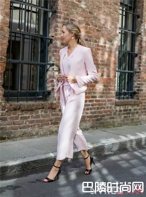 粉色衣服如何搭配？_学会这些配色技巧 绝对能让你时髦的毫不费力！