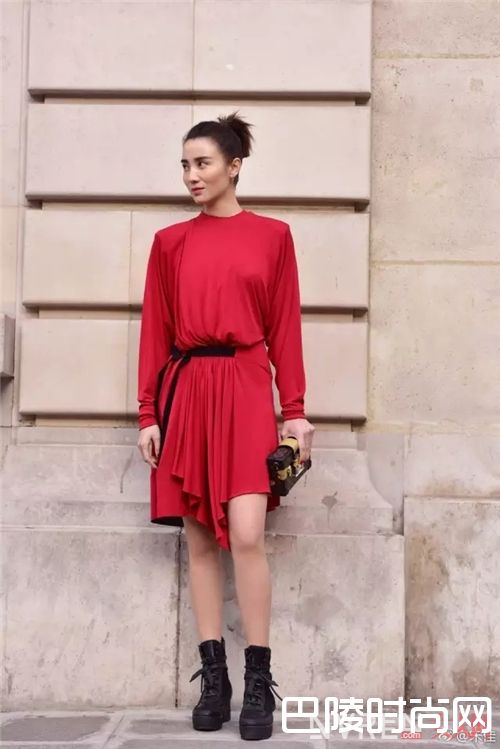 激情红如何搭配？_靓丽出彩又显白时髦 今年夏天就穿这3大流行色​
