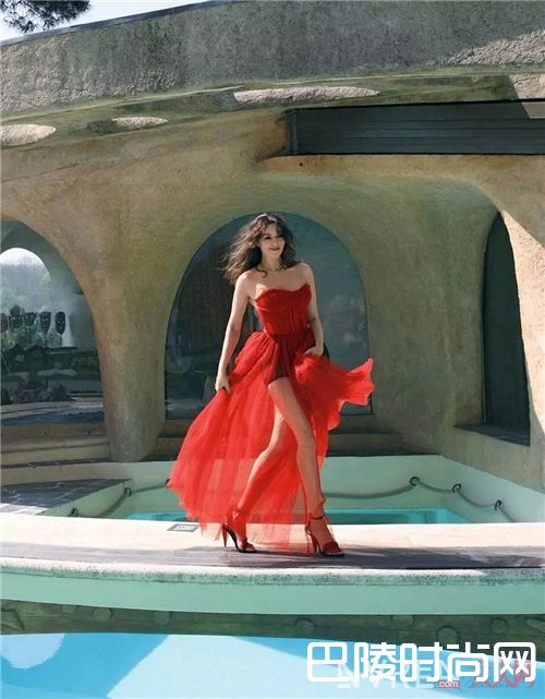 红色衣服如何搭配？_学会这些配色技巧 绝对能让你时髦的毫不费力！