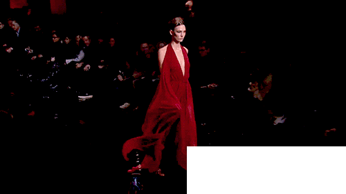 红色衣服如何搭配？_学会这些配色技巧 绝对能让你时髦的毫不费力！