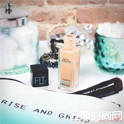 美宝莲Fit me 粉底液简介_夏日最新款粉底：10款控油粉底让你妆面清爽完美一整天！