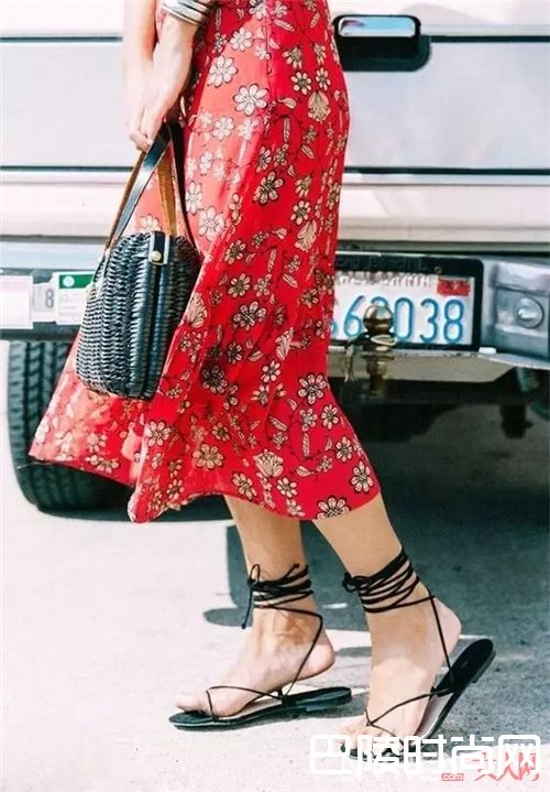 红色衣服如何搭配？_学会这些配色技巧 绝对能让你时髦的毫不费力！