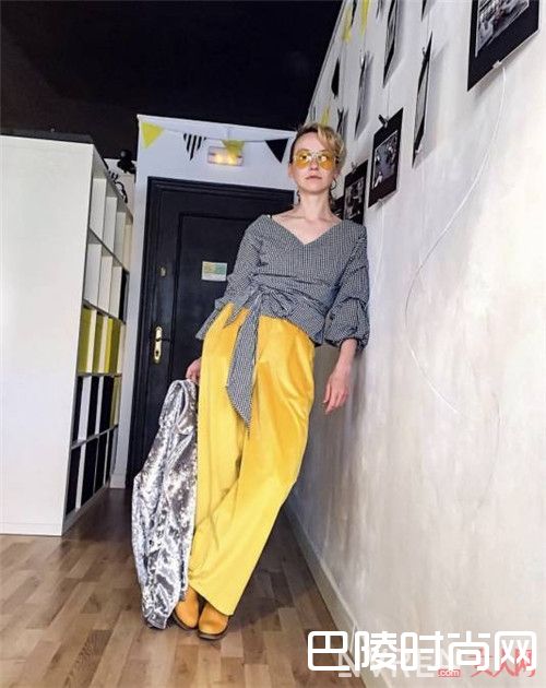 黄色裤子女款_都说女孩子黄一点才可爱 那不妨从搭配开始黄起来吧