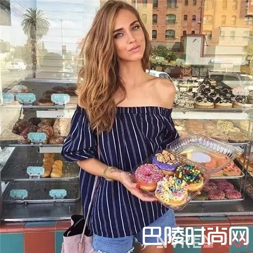 露肩装如何搭配？_想要穿得清凉舒服还要美 关键还是要看穿搭技巧