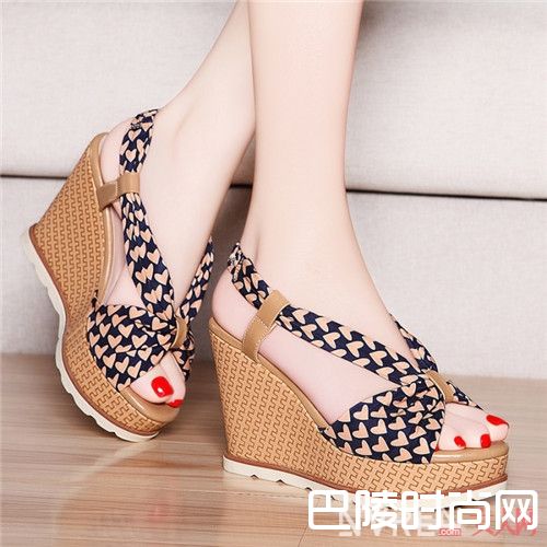 夏季穿休闲厚底坡跟凉鞋舒适吗_夏季凉鞋穿搭：7款清爽利落的凉鞋更适合不累人！