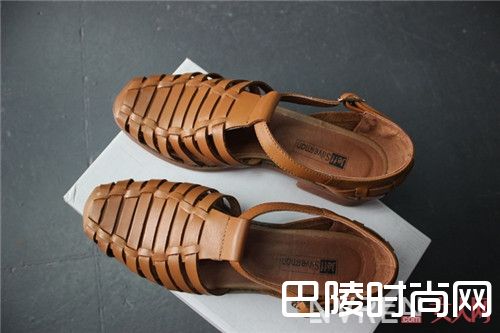 英伦罗马平底凉鞋哪种款式更时尚_夏季凉鞋穿搭：7款清爽利落的凉鞋更适合不累人！