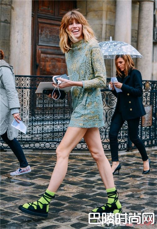 英伦罗马平底凉鞋哪种款式更时尚_夏季凉鞋穿搭：7款清爽利落的凉鞋更适合不累人！