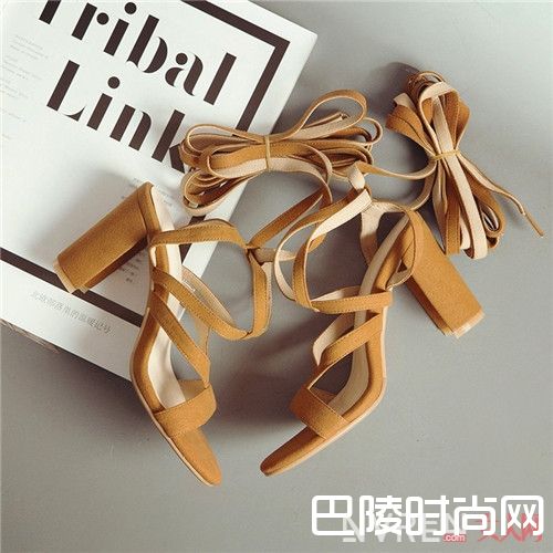 交叉绑带罗马凉鞋百搭吗_夏季凉鞋穿搭：7款清爽利落的凉鞋更适合不累人！