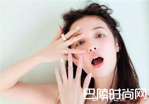 Givenchy小花的浮雕图案修容粉状产品简介_美妆里有颜值有实力又有花儿的产品有哪些？