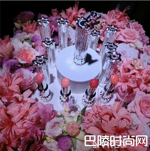 Jill Stuart花舞恋唇膏魔镜口红 简介_美妆里有颜值有实力又有花儿的产品有哪些？