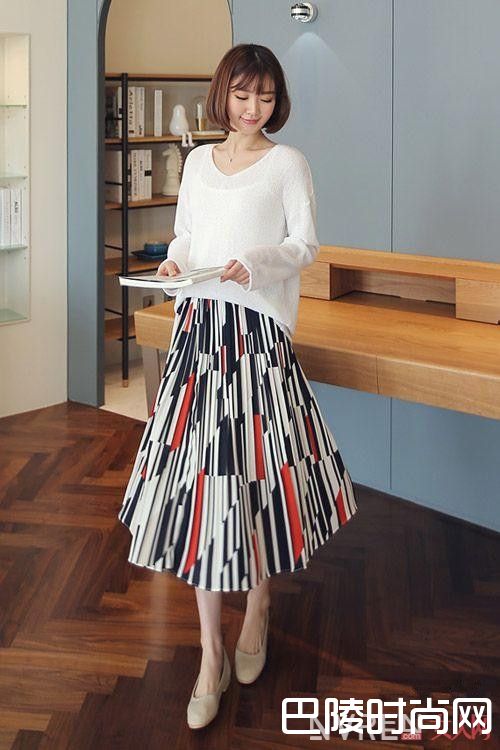 百褶裙怎么打造复古知性感_打造夏日10款一周街拍：让你每天换洗也能新鲜不重样！