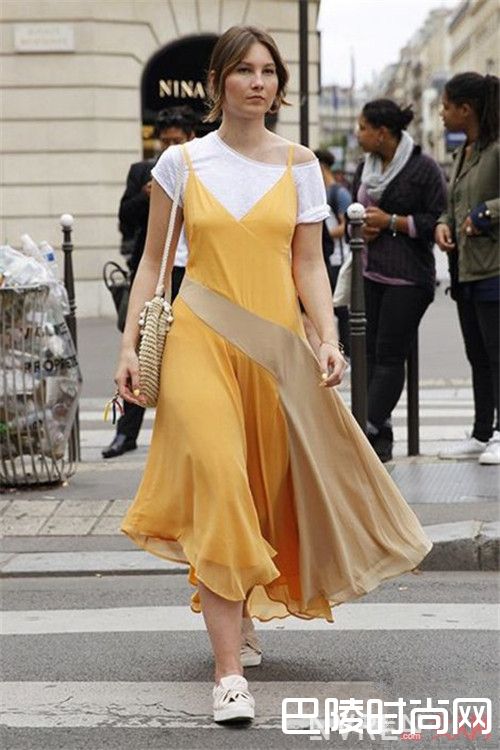 丝质吊带怎么穿出女人味_打造夏日10款一周街拍：让你每天换洗也能新鲜不重样！