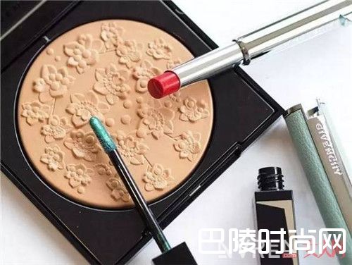 Givenchy小花的浮雕图案修容粉状产品简介_美妆里有颜值有实力又有花儿的产品有哪些？