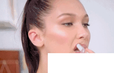 唇部打底怎么做？_夏天那么热 你的嘴唇更适合用唇釉来补妆！