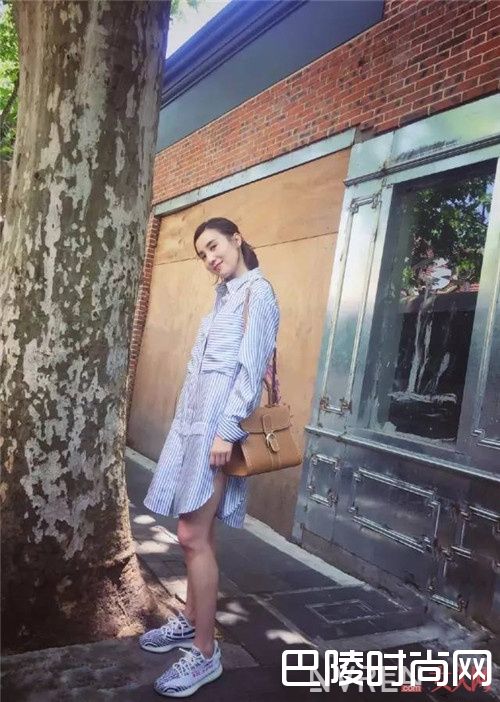 连衣裙+运动鞋_不得不服宋佳的这6个搭配套路 美哭了