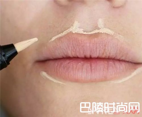 唇部遮瑕怎么做?_夏天那么热 你的嘴唇更适合用唇釉来补妆!