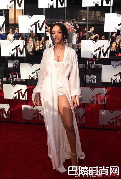 哪些明星喜欢睡衣风？_今年盛夏最吸睛的的造型 睡衣style穿起来！