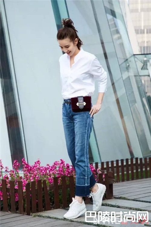 白上衣+蓝色牛仔裤_不得不服宋佳的这6个搭配套路 美哭了