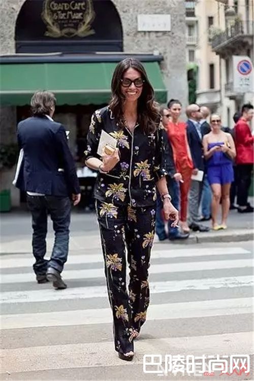 成套睡衣如何搭配?_今年盛夏最吸睛的的造型 睡衣style穿起来!