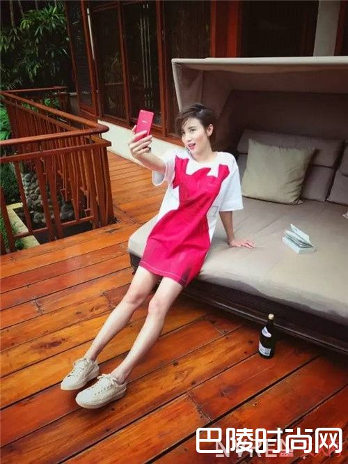 连衣裙+运动鞋_不得不服宋佳的这6个搭配套路 美哭了