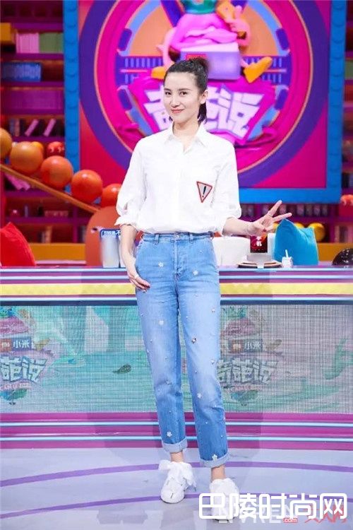 白上衣+蓝色牛仔裤_不得不服宋佳的这6个搭配套路 美哭了