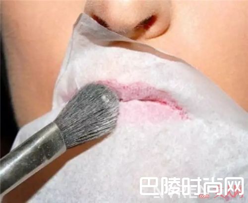 唇釉老是掉怎么办?_夏天那么热 你的嘴唇更适合用唇釉来补妆!