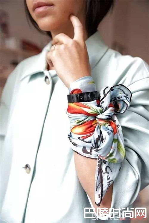 手环式_丝巾的6种夏日玩法 感觉全世界的焦点都在我身上了