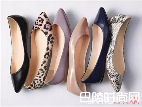尖头平底鞋如何穿搭？_女生需要哪些基础款的鞋子？肯定少不了这8款