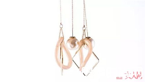 日本 kaza 长款方圆珍珠耳环_哪些单品能让你精致又时髦?