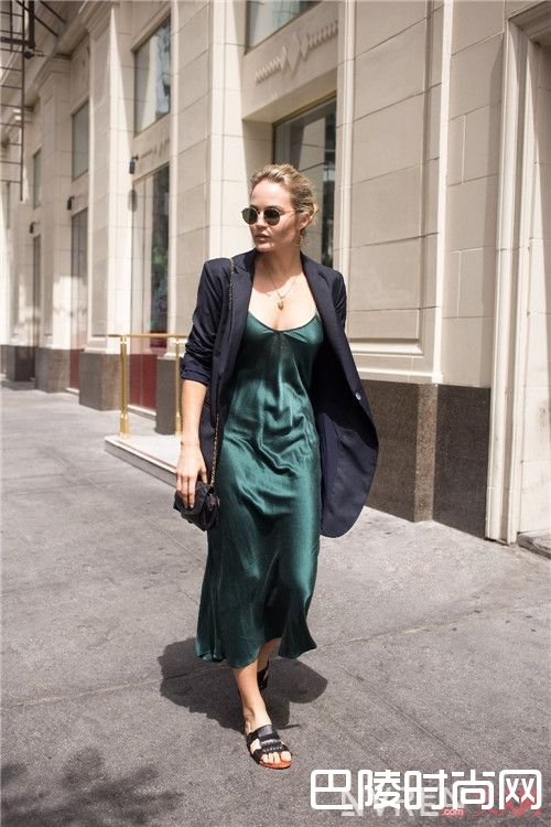 丝质吊带裙介绍_有这10件丝质单品 才配得起“女人”二字