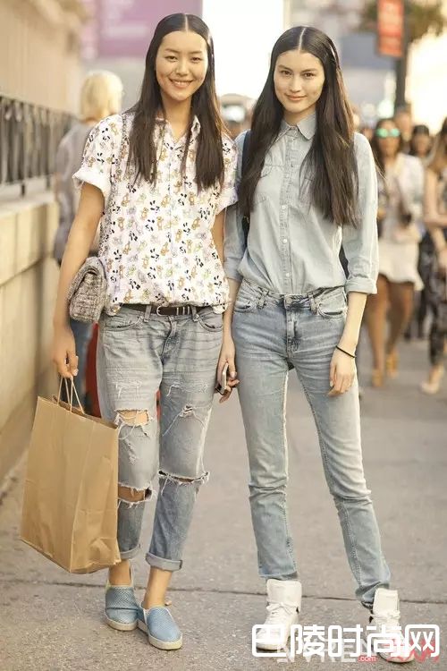 破洞裤如何穿搭?_分分钟做回学生党 这些青春减龄单品你有几件?