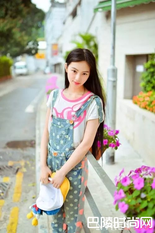 背带单品如何穿搭?_分分钟做回学生党 这些青春减龄单品你有几件?