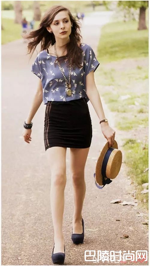 短裙如何穿搭?_分分钟做回学生党 这些青春减龄单品你有几件?