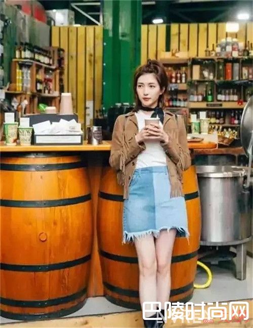 T恤+牛仔裙_来点小心机 让你在烂大街的T恤潮中脱颖而出