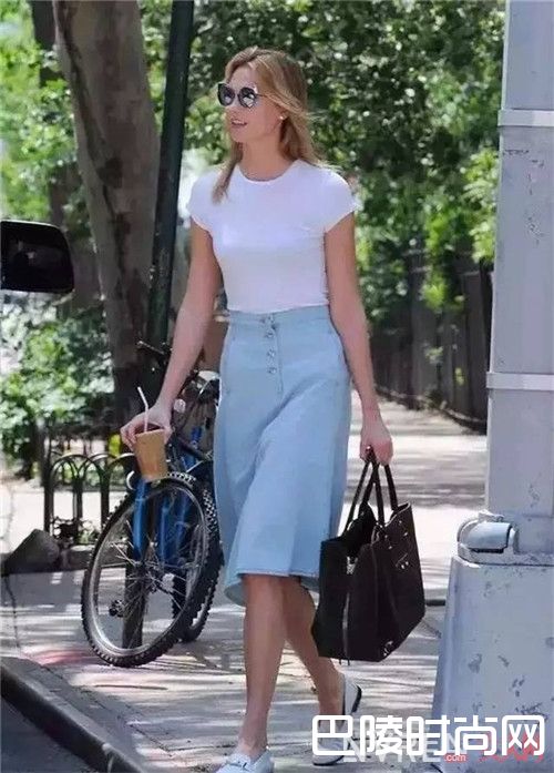 T恤+牛仔裙_来点小心机 让你在烂大街的T恤潮中脱颖而出