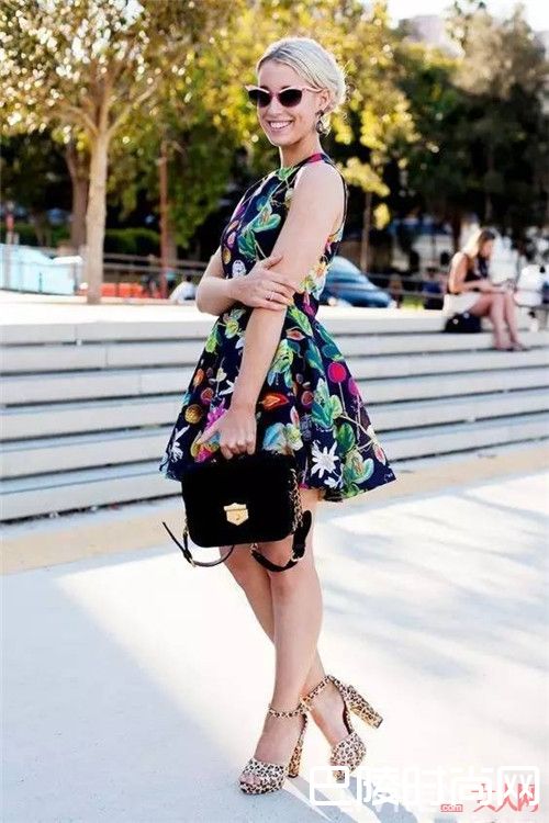 印花连身裙+高跟鞋_出门嫌麻烦 这里有懒人必备干货 